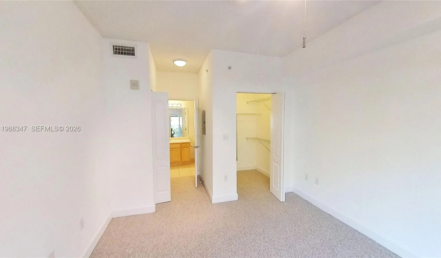 Valencia Condo — Photo 4