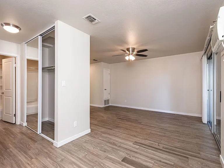 Riverbend Apartments — Photo 14