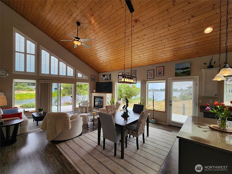 4th image of 798 Cod Court SW