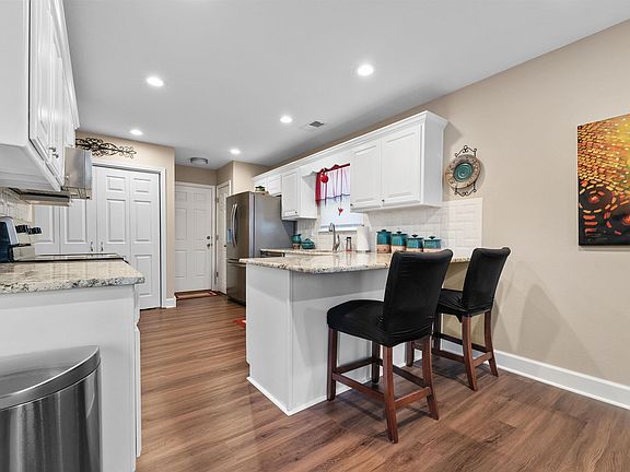 4th image of 55 Stonewall Dr