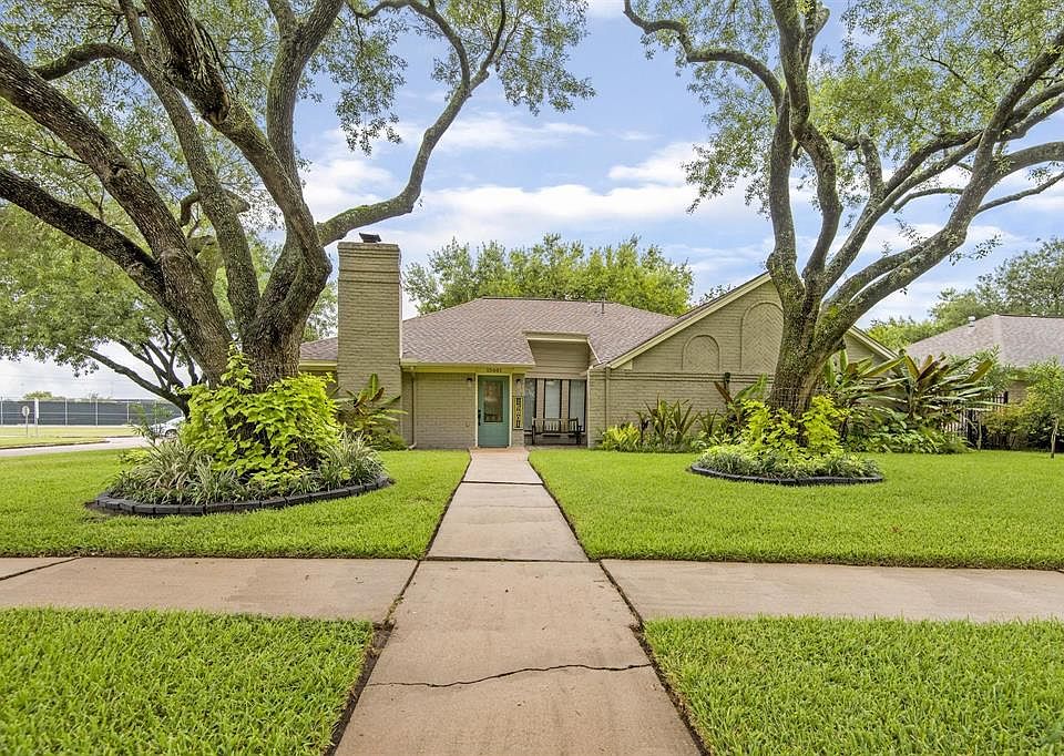 1st image of 15601 Singapore Ln