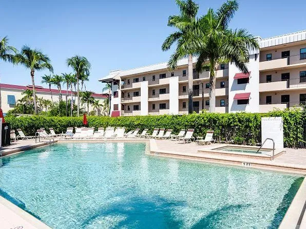 801 River Point Dr, Naples, FL 34102