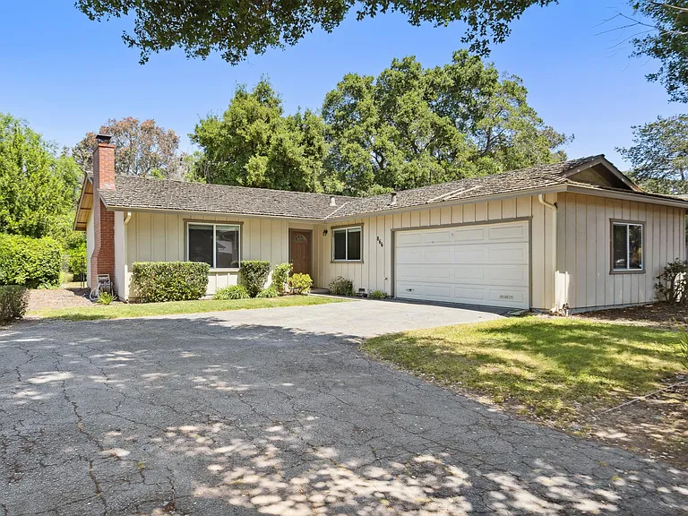 866 Woodland Ct — Photo 3