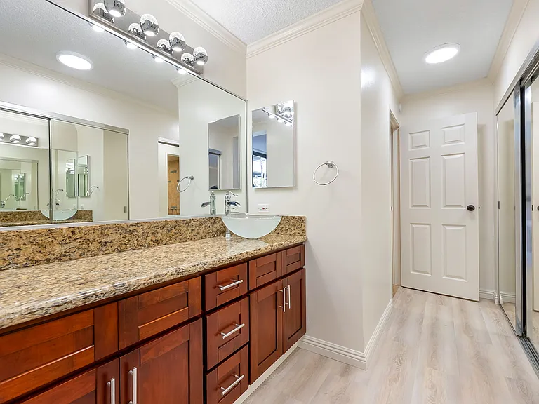 521 Hahaione St #2/2L — Photo 8