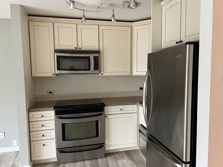 511 E Roy St #213 — Photo 9