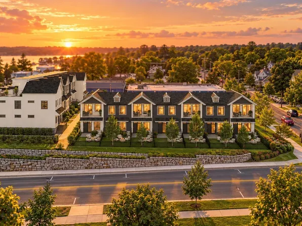 5 Uptown Ln, Charlevoix, MI 49720