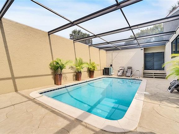 2nd image of 1483 Oak Pl #1483