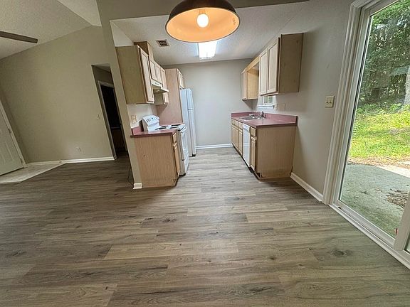 5th image of 1052 Longstreet Dr