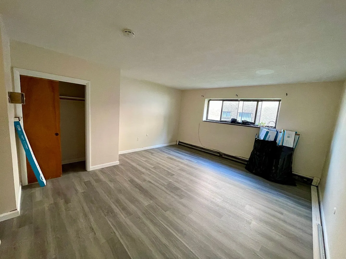 No Fee!! Studio Apartment With Parking Spot And Ht & Hw Included Available 9/1 — Photo 3