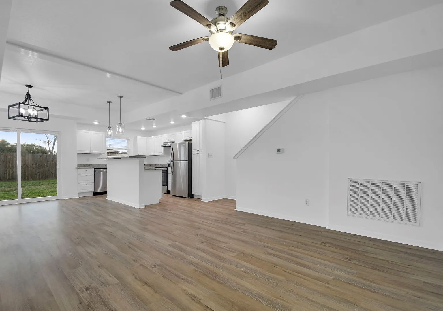 1004 E Fannin St — Photo 2
