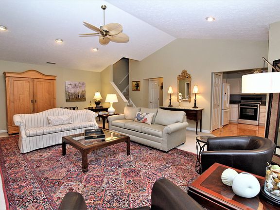 Great Rm Opens to Kitchen