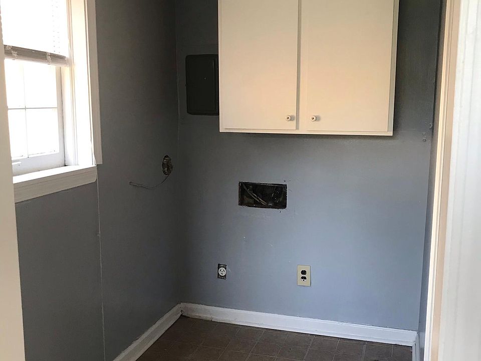 Laundry room w/washer/dryer hook-up