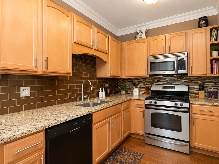 751 W Brompton Ave #2E — Photo 2