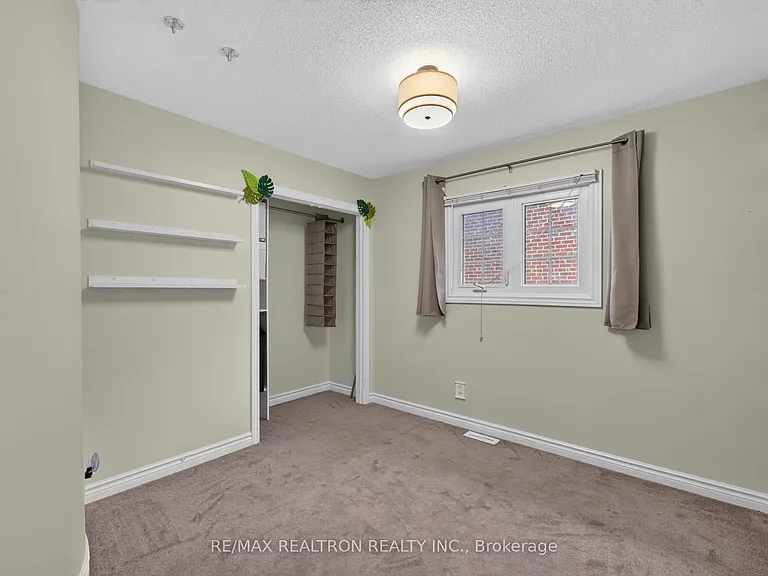 49 Meekings Dr — Photo 2