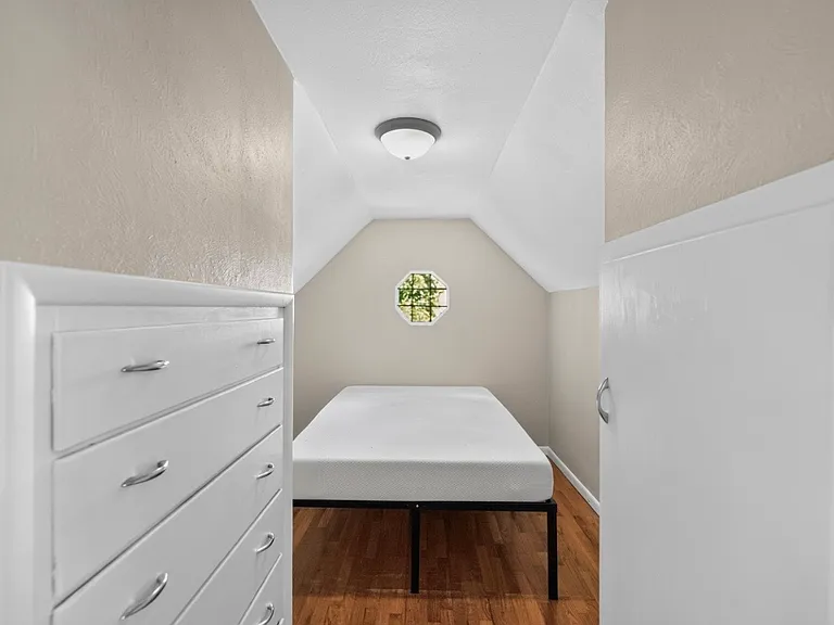54650 Willis Ave — Photo 11