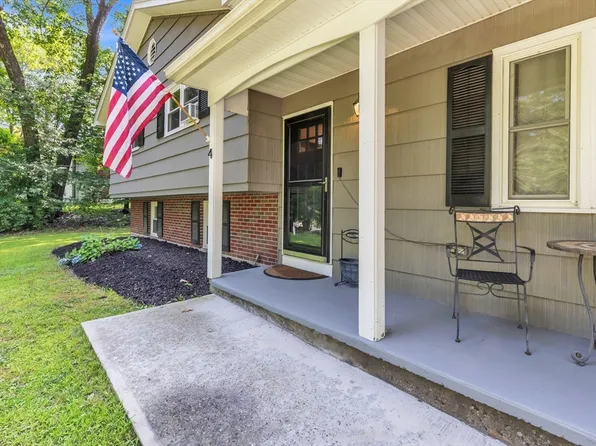 4 Colonial Rd, Sutton, MA 01590