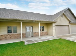 5810 Fountain Vista Dr, Grand Forks, ND 58201