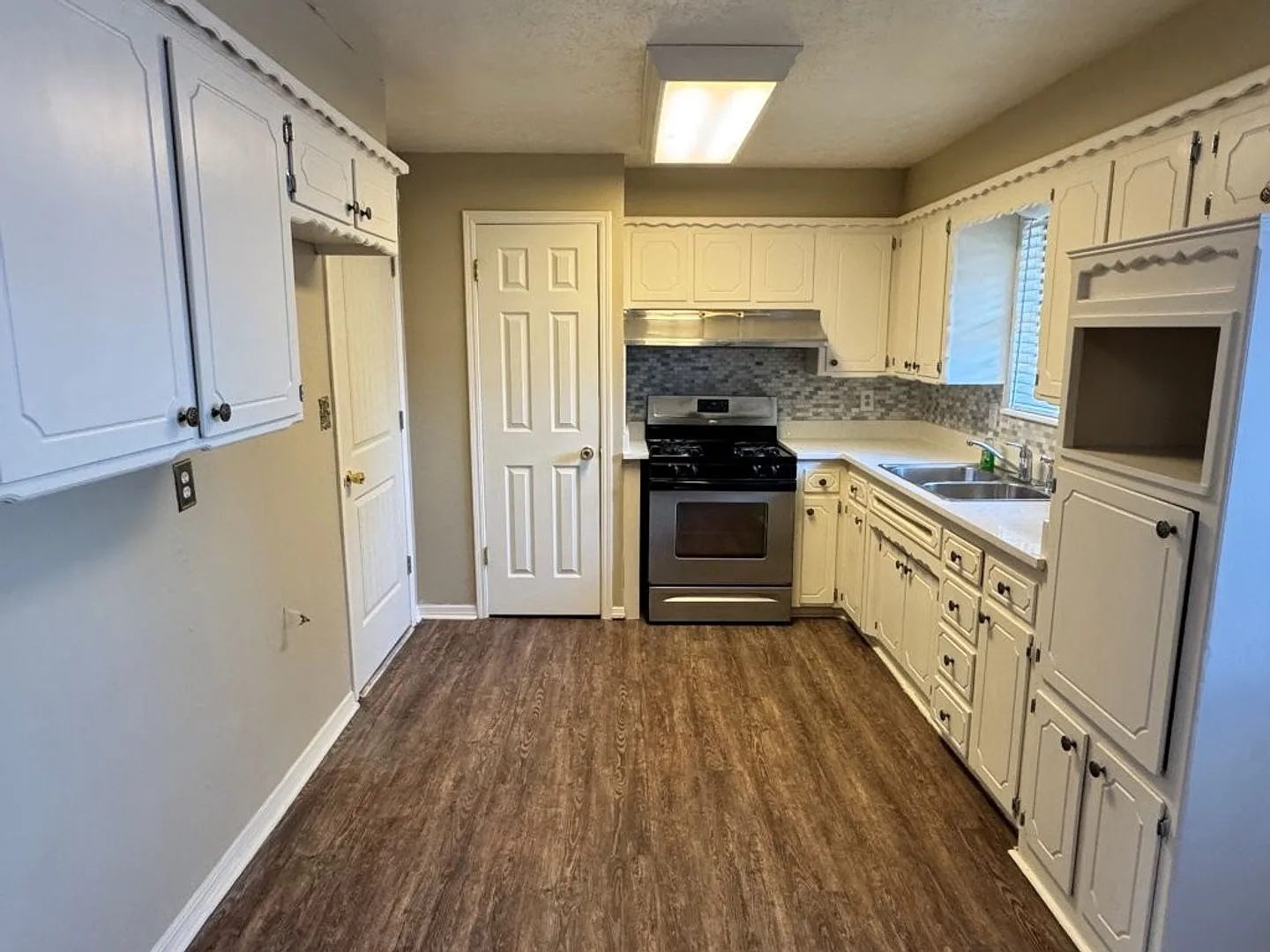 3 beds, 1 1/2 baths and a 1 car garage home for rent in SW OKC! New granite and flooring — Photo 4