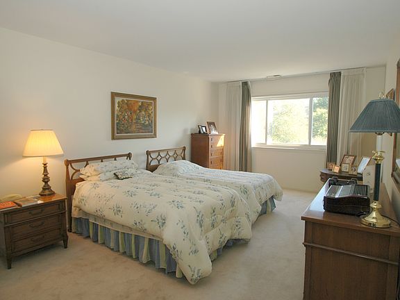 5th image of 140 Franklin Pl E APT 311