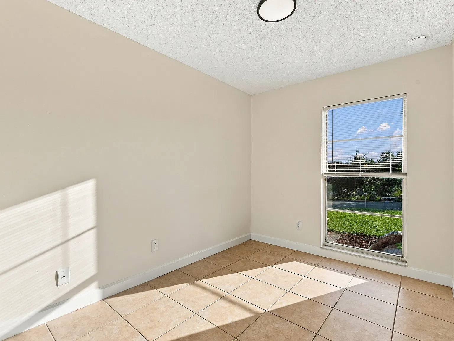 3 bed, 2.0 bath, 1040 sqft, $1,695 — Photo 3