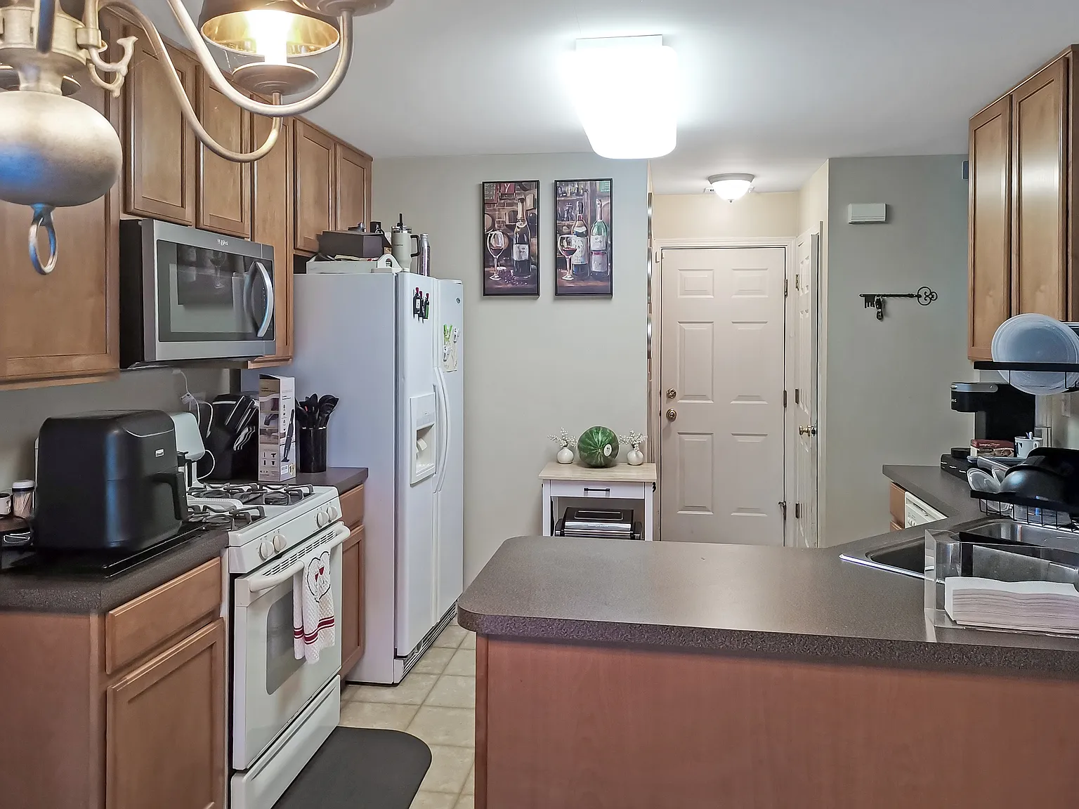 3 bed, 2.5 bath, 1560 sqft, $2,450 — Photo 3