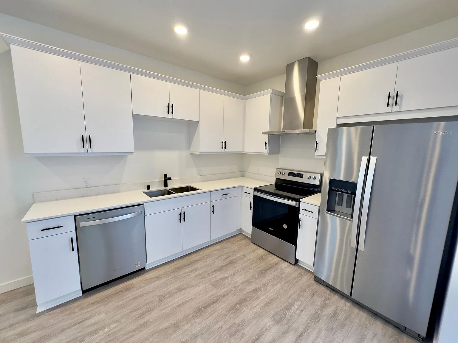 2 bed, 768 sqft, $3,295 — Photo 2