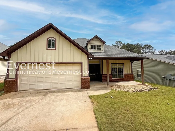 3 bed, 2.0 bath, 1421 sqft, $1,645 — Photo 1