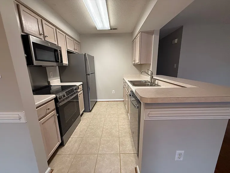 301 Queens Cres — Photo 3