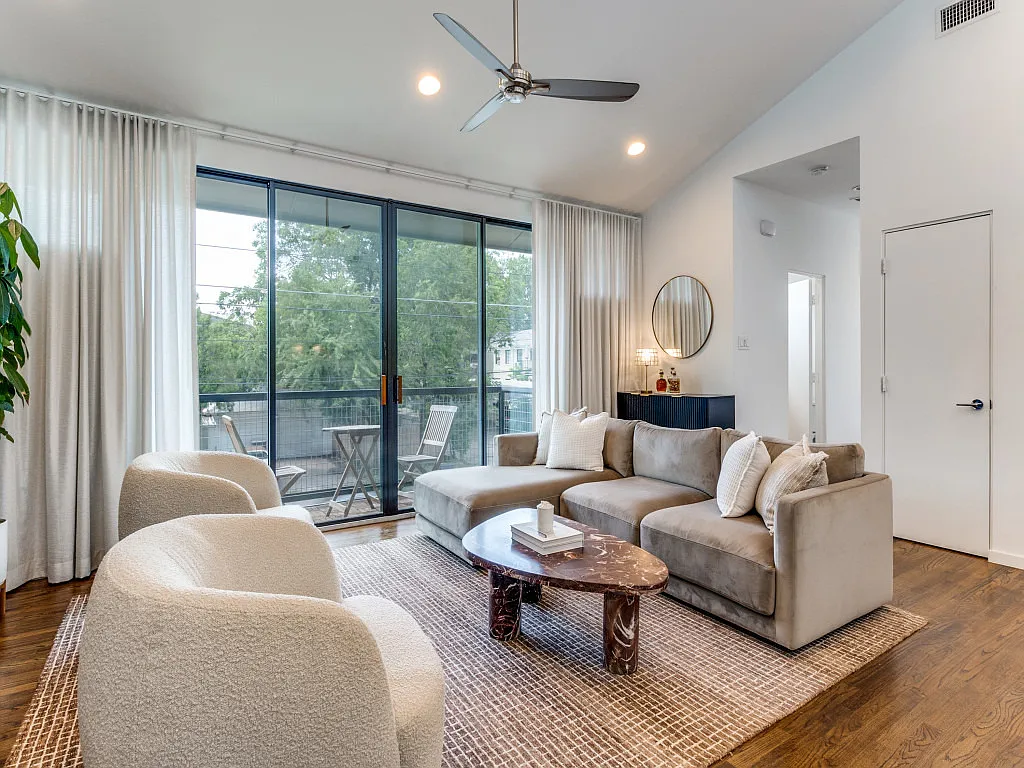 2222 N Prairie Ave — Photo 3