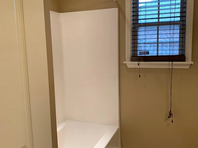 100 Hawthorne Dr — Photo 28