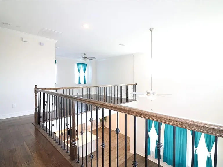 1422 Bellingham Ln — Photo 17