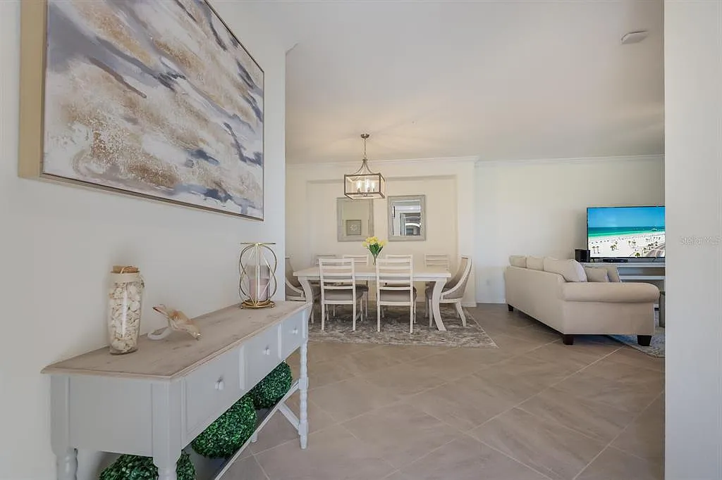 3 bed, 2.0 bath, 1786 sqft, $6,000 — Photo 3