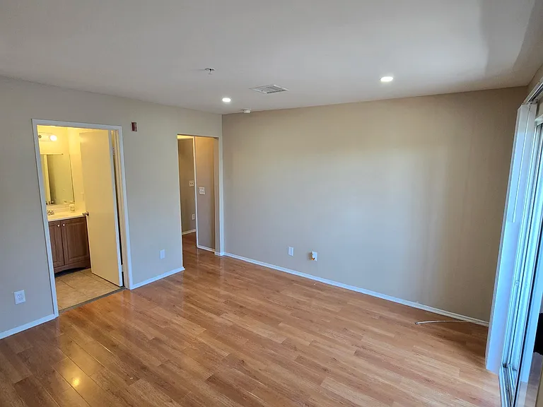 6924 Vesper Ave — Photo 8