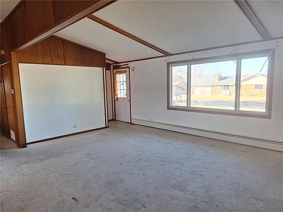 4th image of 820 Meadow Ln