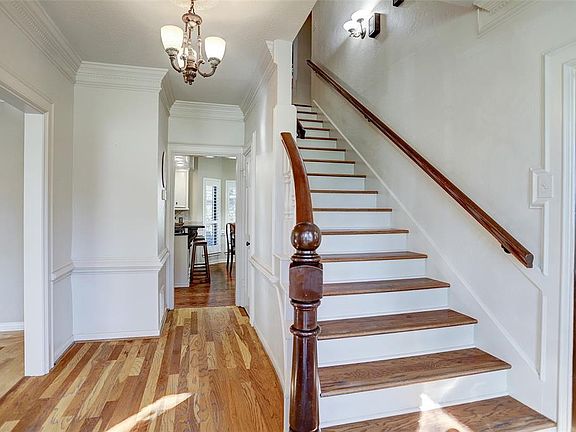 The open entry welcomes you to the living room on the left, family room on the right and breakfast/kitchen straight ahead. All f