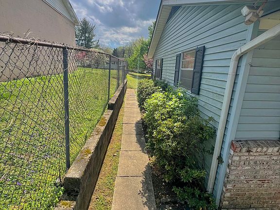 4th image of 2828 Selma Ave