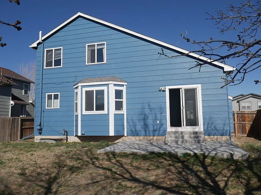 Beautiful 3 Bd Home With Fireplace, Fenced Yard & Central A/C! — Photo 2