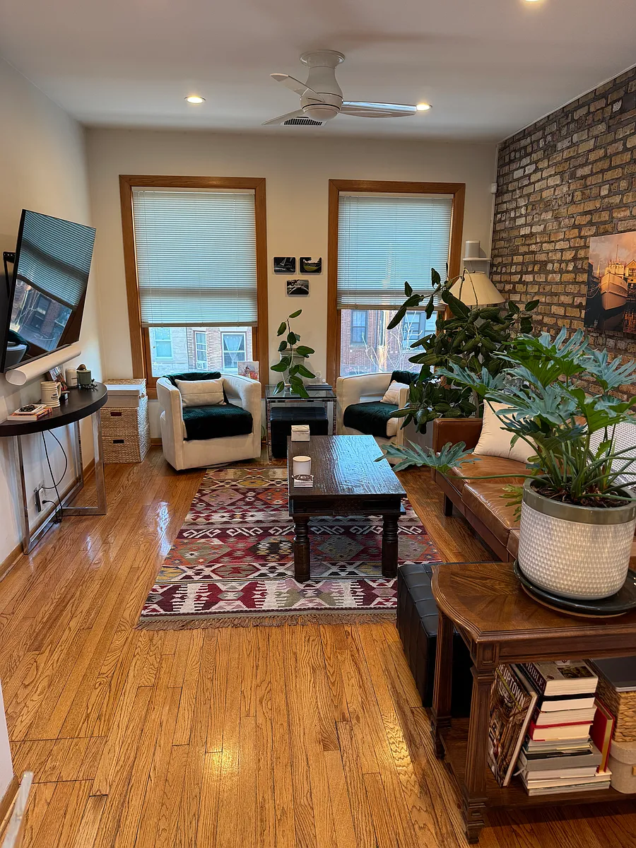 Living room south facing windows - 852 W Diversey Pkwy #3F