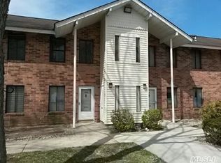 33 Pueblo Ct, Coram, NY 11727