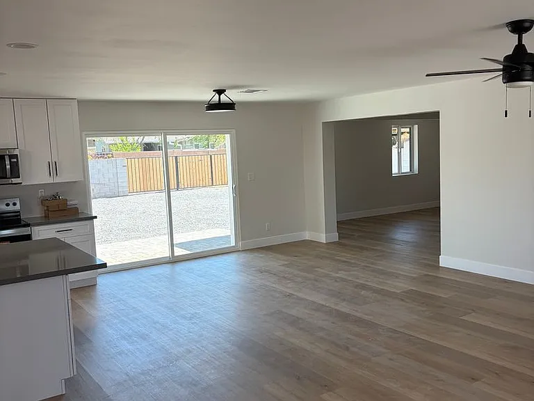905 E 7th Pl — Photo 17