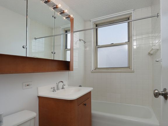 5th image of 166 E 34th St #1212