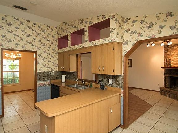 5th image of 8811 Hillsdale Dr