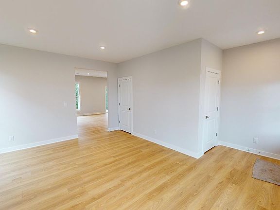 4th image of 1394 N Hunters Crossing Cir