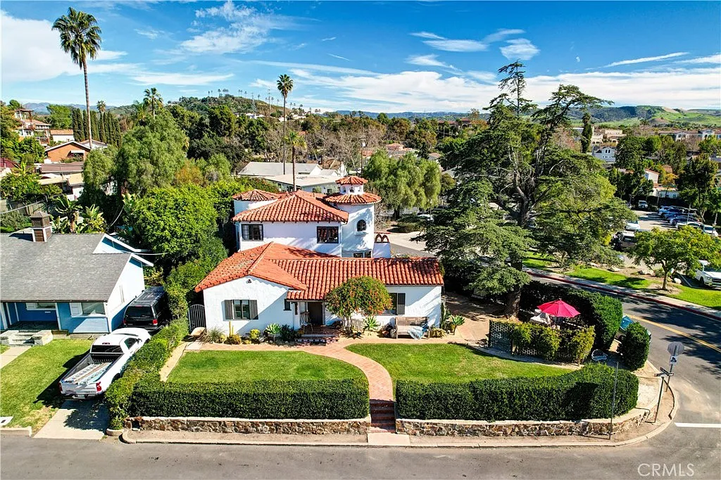 5 bed, 2520 sqft, $10,000 — Photo 1