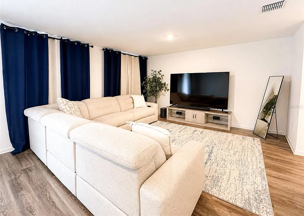 4 bed, 2.5 bath, 1981 sqft, $2,300 — Photo 4
