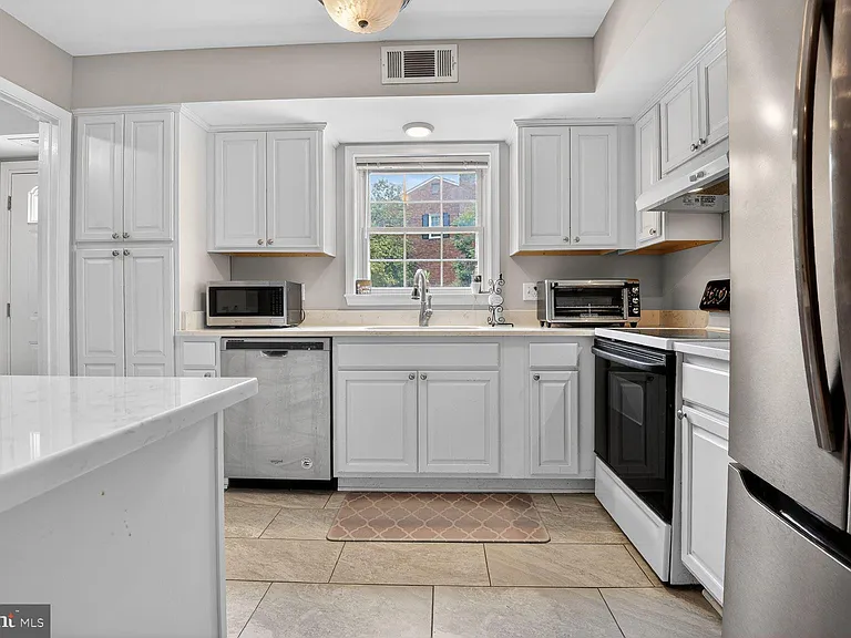 7716 Tiverton Dr — Photo 5