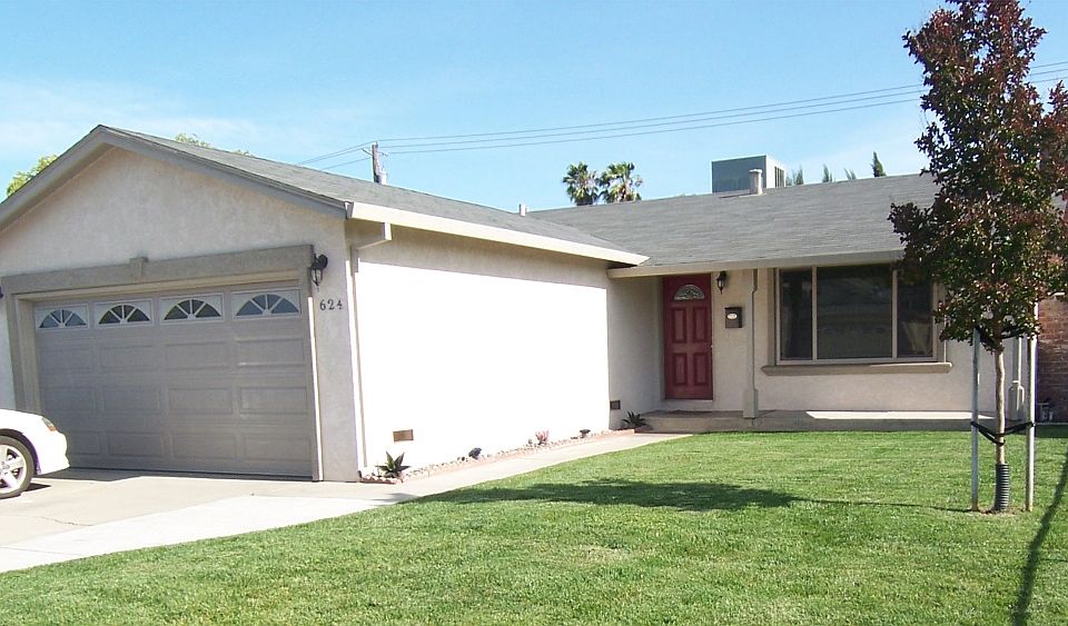 You will take pride in living in this well maintained home in central Manteca. Close to shopping.