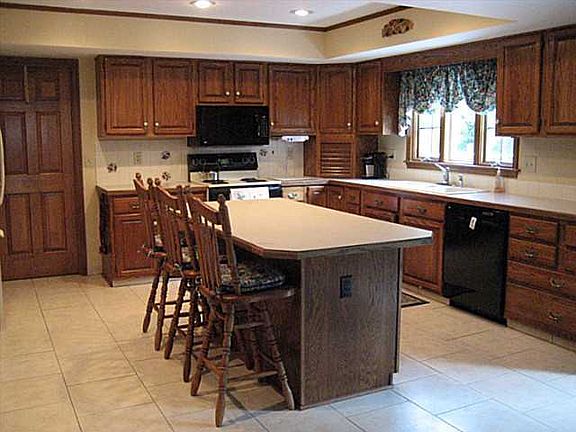 4th image of 9722 Camelot St