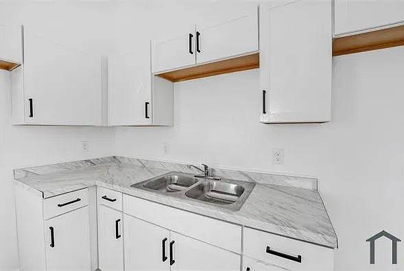 869 N Montgomery St — Photo 8