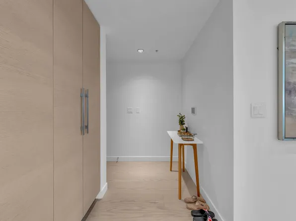 1289 Hornby St #2212, Vancouver, BC V6Z 0G7